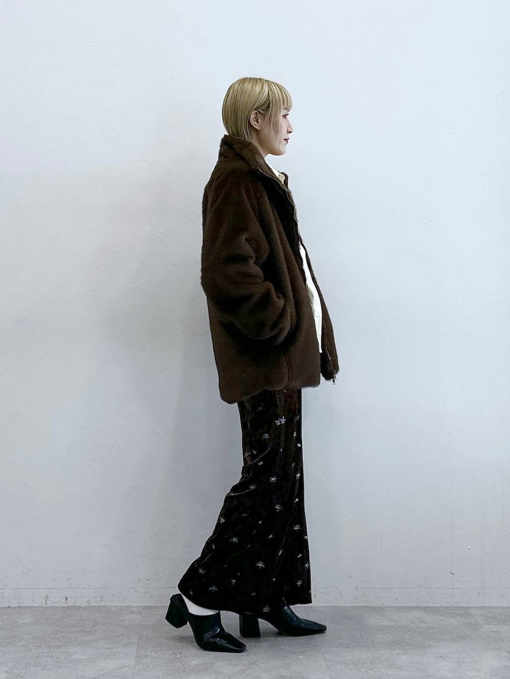 ブラウン系のスウェットパンツ、ブラウン系のブルゾン、イエロー系のシャツ/ブラウスを着用したレディースの秋コーディネートの5枚目の写真