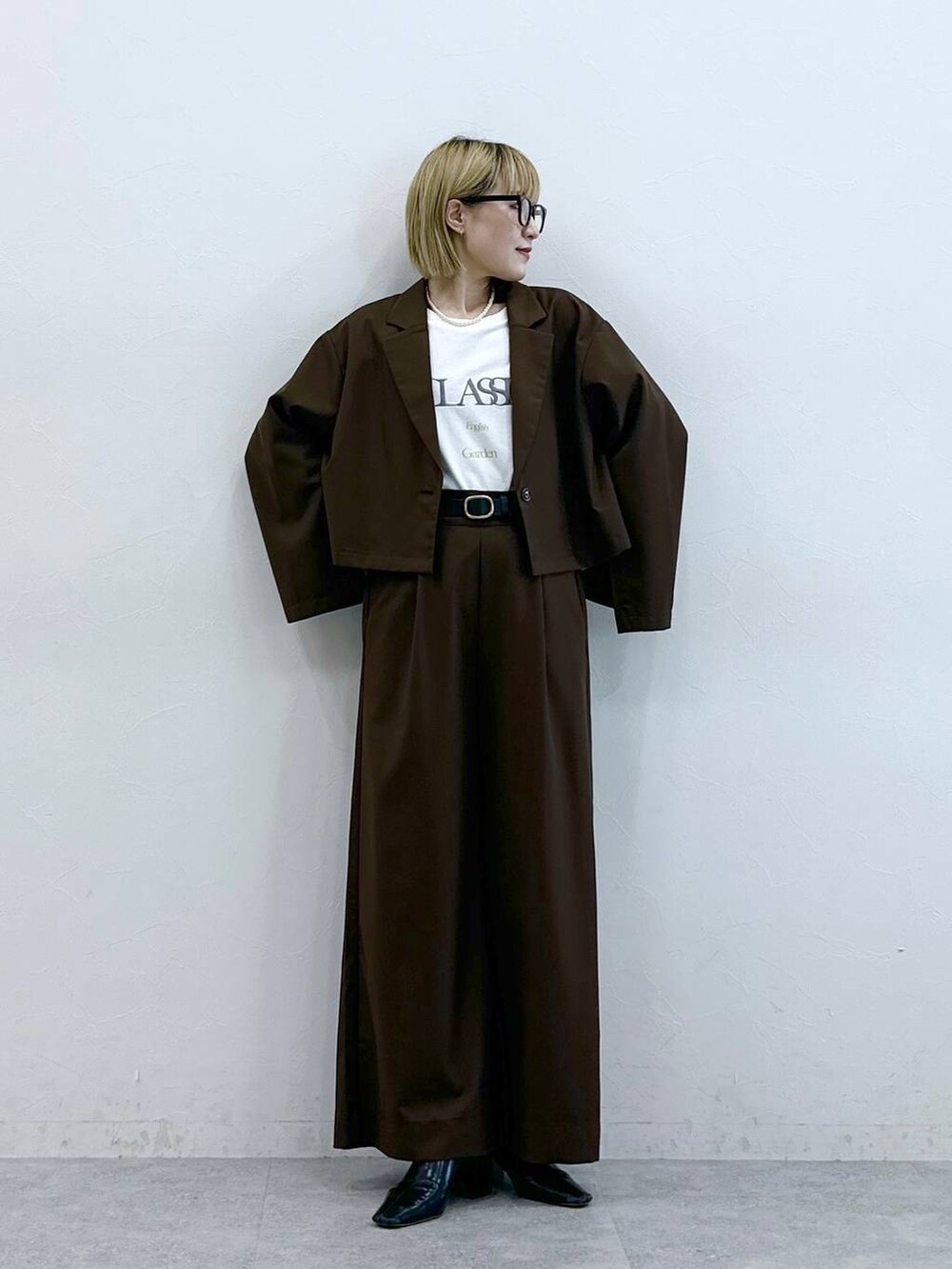 その他のベルト、グレー系のメガネを着用したレディースの夏コーディネートの3枚目の写真