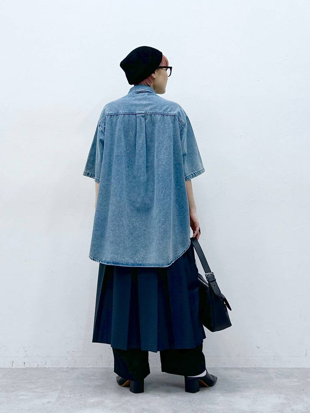 ブラック系のスラックス、ブルー系のシャツ/ブラウス、グレー系のスカートを着用したレディースの春コーディネートの5枚目の写真