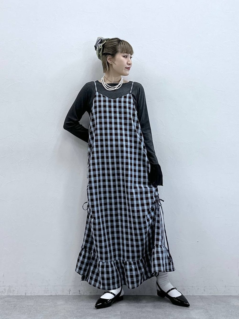 ブラック系のパンプス、ブラウン系のワンピース、グレー系のTシャツ/カットソーを着用したレディースの冬コーディネートの4枚目の写真