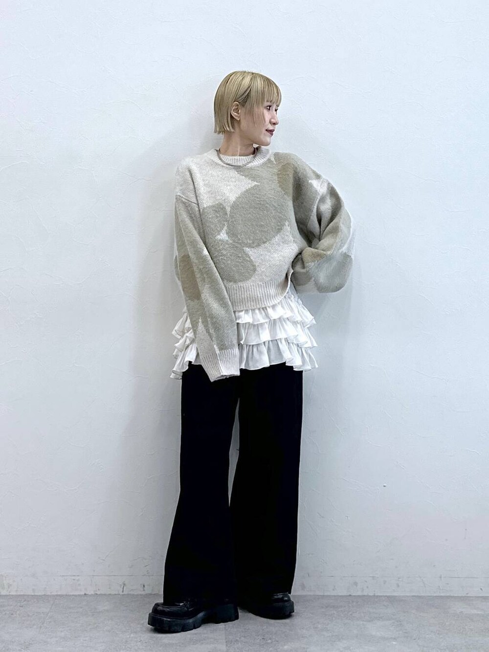 ブラック系のデニムパンツ、その他のローファー、ホワイト系のニット/セーターを着用したレディースの秋コーディネートの3枚目の写真