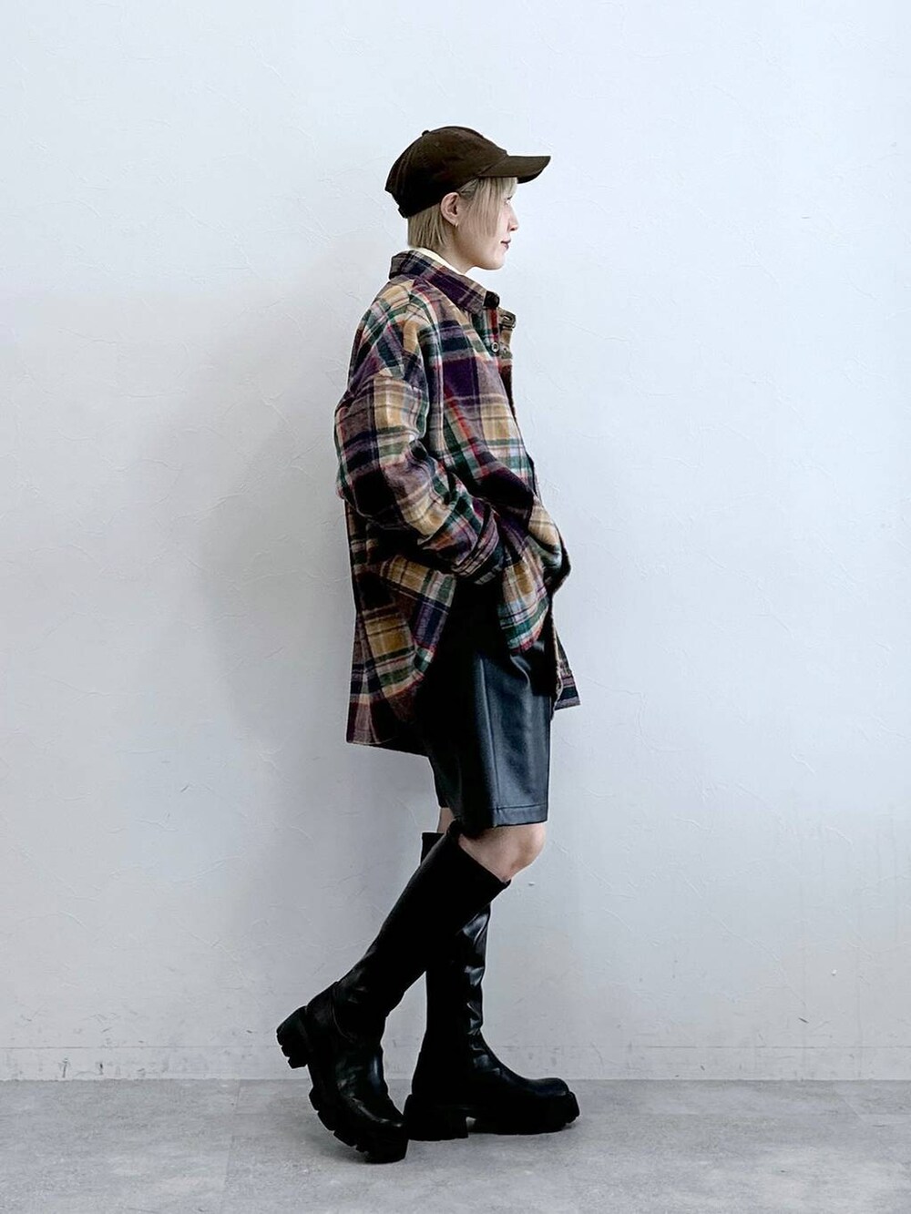 パープル系のシャツ/ブラウス、ブラック系のブーツ、ブラック系のスラックスを着用したレディースの秋コーディネートの6枚目の写真