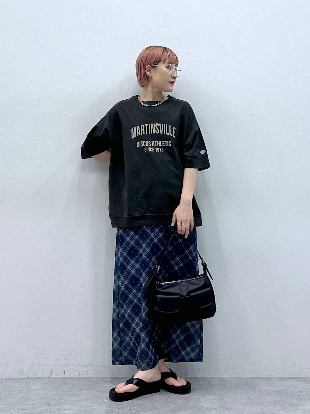 ブラック系のTシャツ/カットソー、ブルー系のスカートを着用したレディースの春コーディネートの3枚目の写真