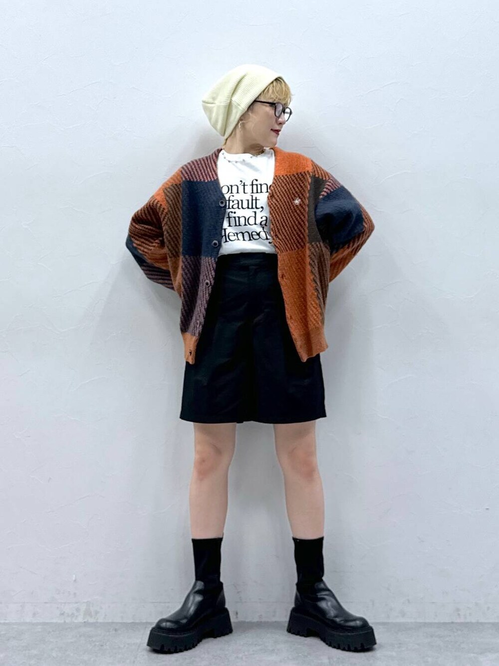 その他のTシャツ/カットソー、ブラック系のチノパンツ、イエロー系のカーディガン/ボレロを着用したレディースの秋コーディネートの2枚目の写真