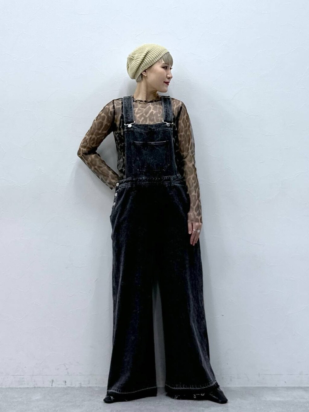 その他のTシャツ/カットソー、ブラック系のサロペット/オーバーオール、ベージュ系のハンチング/ベレー帽を着用したレディースの秋コーディネートの6枚目の写真