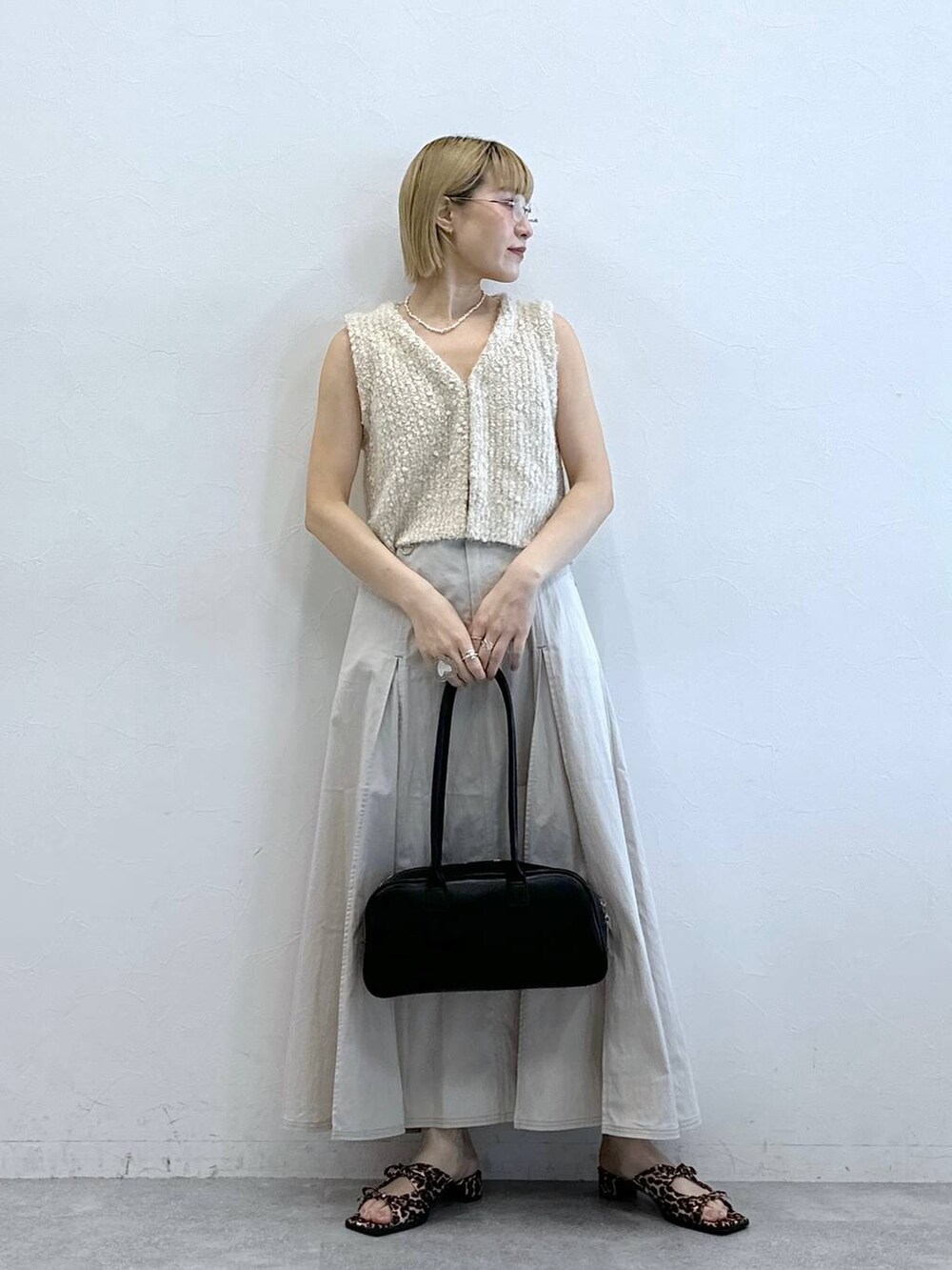 「RAGEBLUEのボックスプリーツチノスカート（スカート、ホワイト系）」を使った、たけおさん（レディース・157cm）の夏コーディネートの2枚目の写真