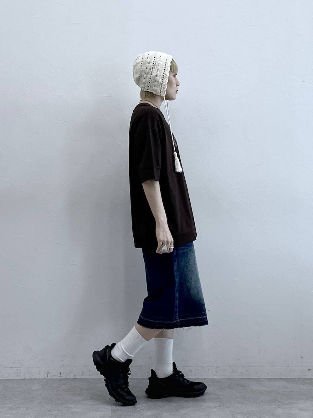 ブルー系のデニムパンツ、ブラウン系のTシャツ/カットソー、ホワイト系のニットキャップ/ビーニーを着用したレディースの夏コーディネートの4枚目の写真