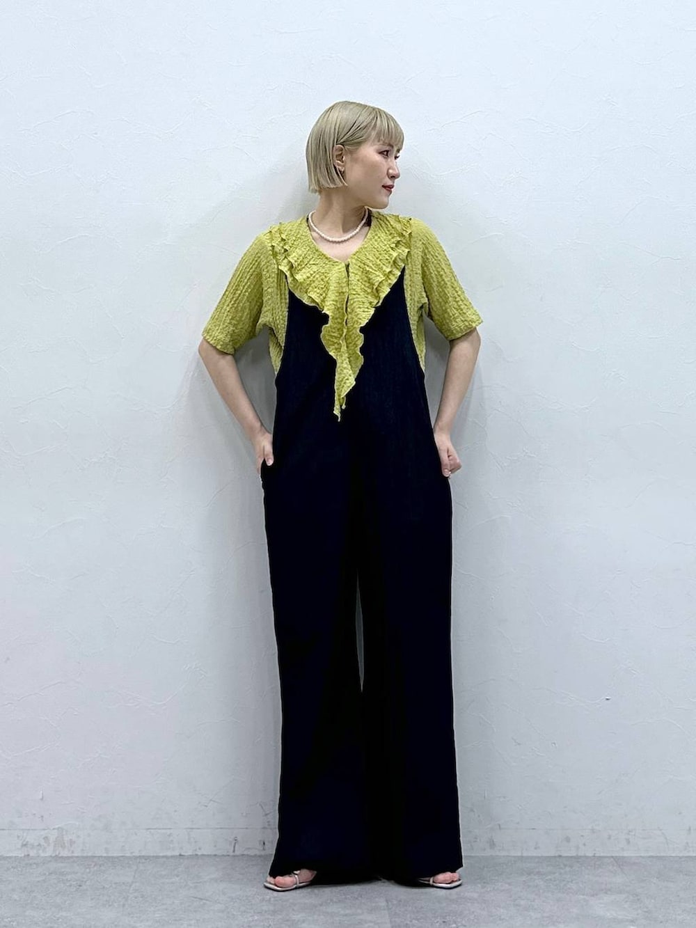 「RAGEBLUEのシャーリングフリルブラウス（シャツ/ブラウス、イエロー系）」を使った、たけおさん（レディース・157cm）の夏コーディネートの2枚目の写真