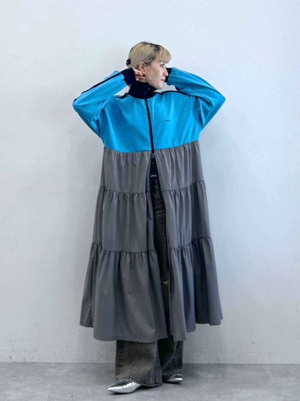 シルバー系のパンプス、ブラック系のデニムパンツ、その他のヘアピンを着用したレディースの秋コーディネートの5枚目の写真