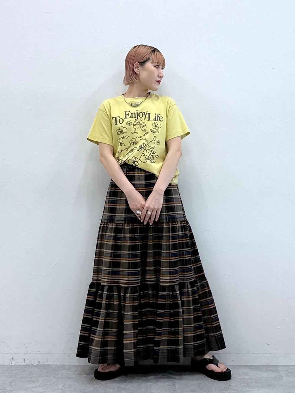 イエロー系のTシャツ/カットソー、シルバー系のネックレスを着用したレディースの春コーディネートの3枚目の写真
