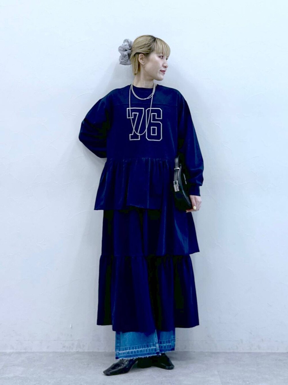 ブルー系のデニムパンツ、ブルー系のワンピースを着用したレディースの冬コーディネートの6枚目の写真