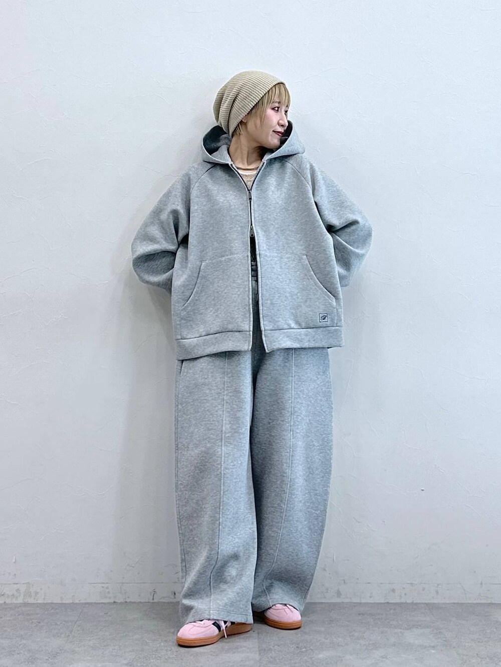 ホワイト系のTシャツ/カットソー、グレー系のパーカー、グレー系のスウェットパンツを着用したレディースの秋コーディネートの4枚目の写真