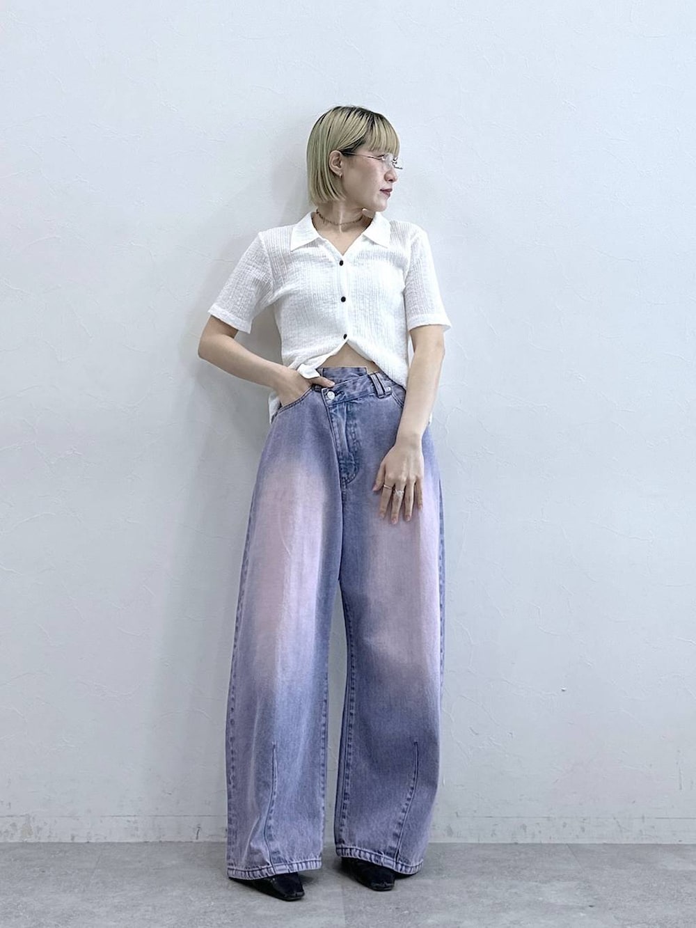 ピンク系のデニムパンツ、ホワイト系のポロシャツを着用したレディースの夏コーディネートの3枚目の写真