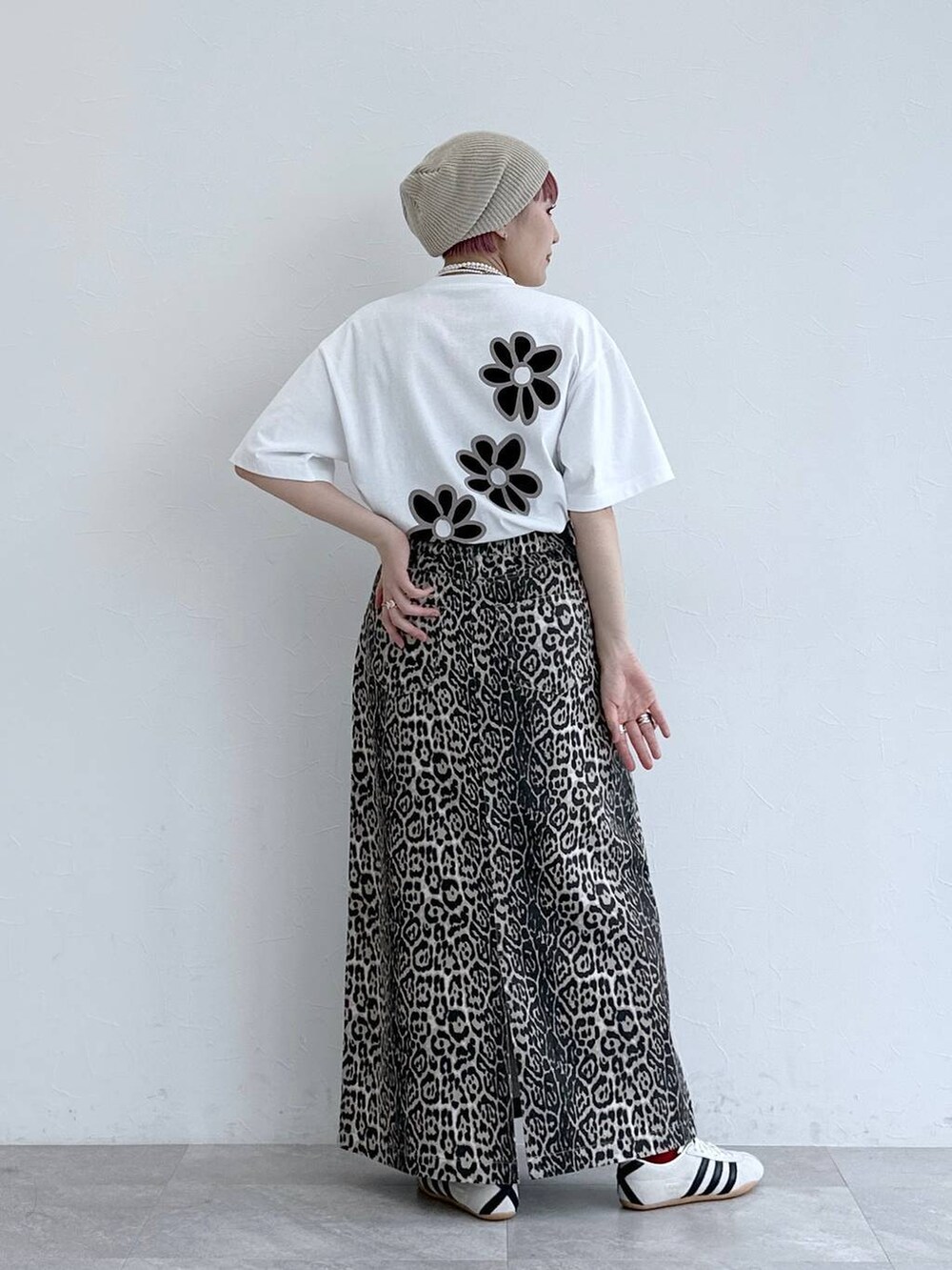 ホワイト系のスニーカー、その他のスカート、ホワイト系のTシャツ/カットソーを着用したレディースの春コーディネートの4枚目の写真