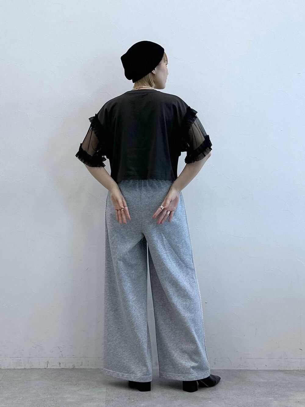 グレー系のスウェットパンツ、グレー系のTシャツ/カットソー、ブラック系のニットキャップ/ビーニーを着用したレディースの夏コーディネートの6枚目の写真