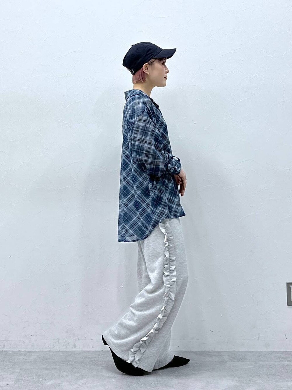 グレー系のスウェットパンツ、ブルー系のシャツ/ブラウス、ホワイト系のネックレスを着用したレディースの春コーディネートの4枚目の写真