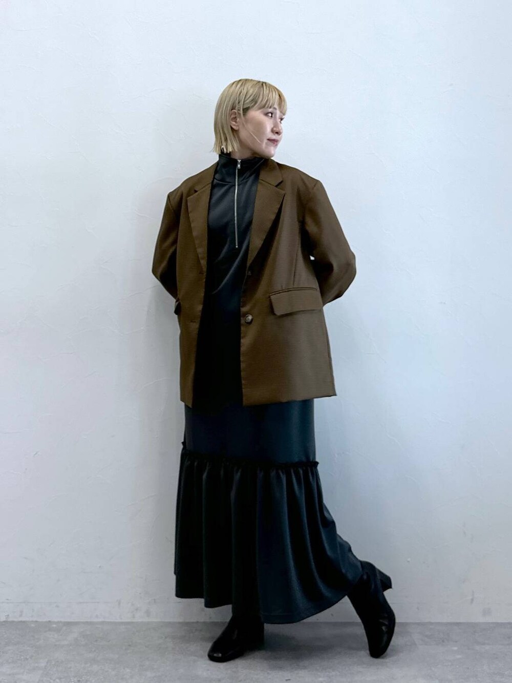 グレー系のワンピースを着用したレディースの夏コーディネートの4枚目の写真