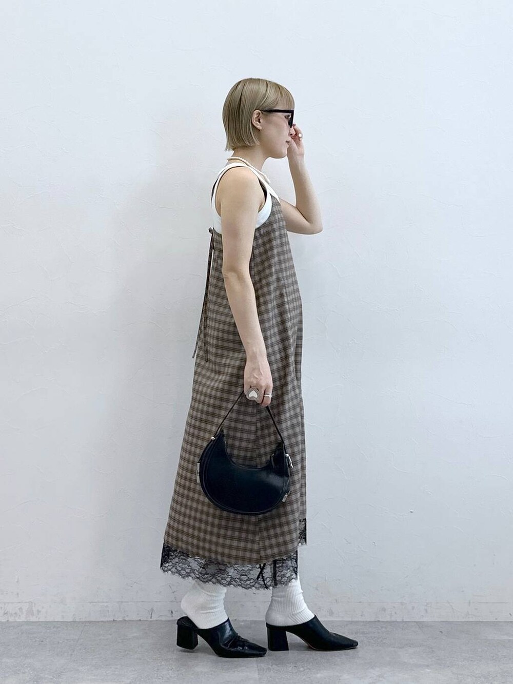 ホワイト系のタンクトップ、グレー系のワンピース、グレー系のメガネを着用したレディースの夏コーディネートの5枚目の写真