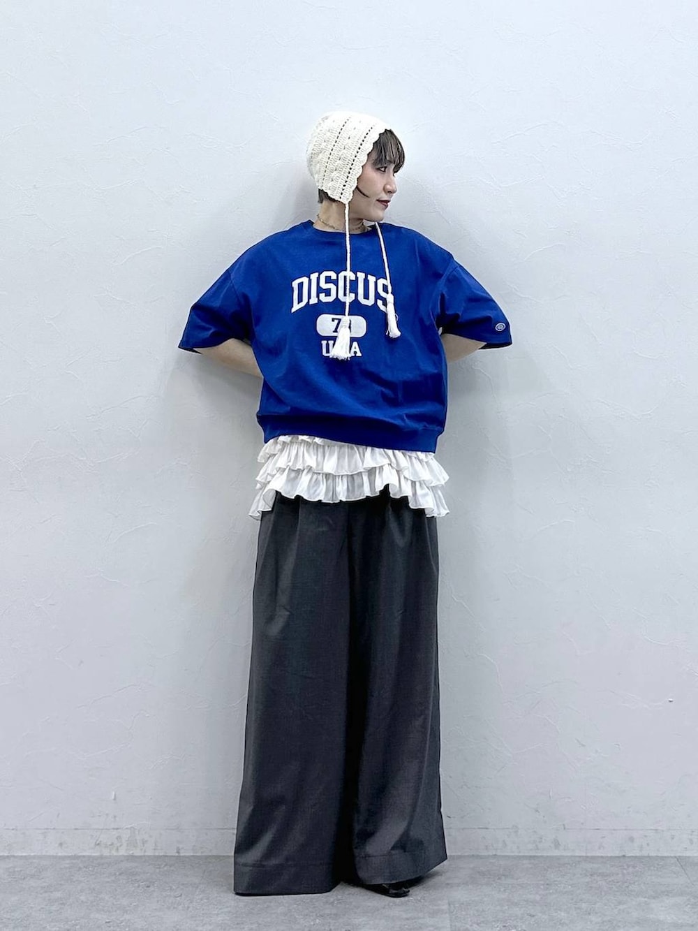 ホワイト系のキャミソール、ブルー系のTシャツ/カットソー、グレー系のスラックスを着用したレディースの春コーディネートの4枚目の写真