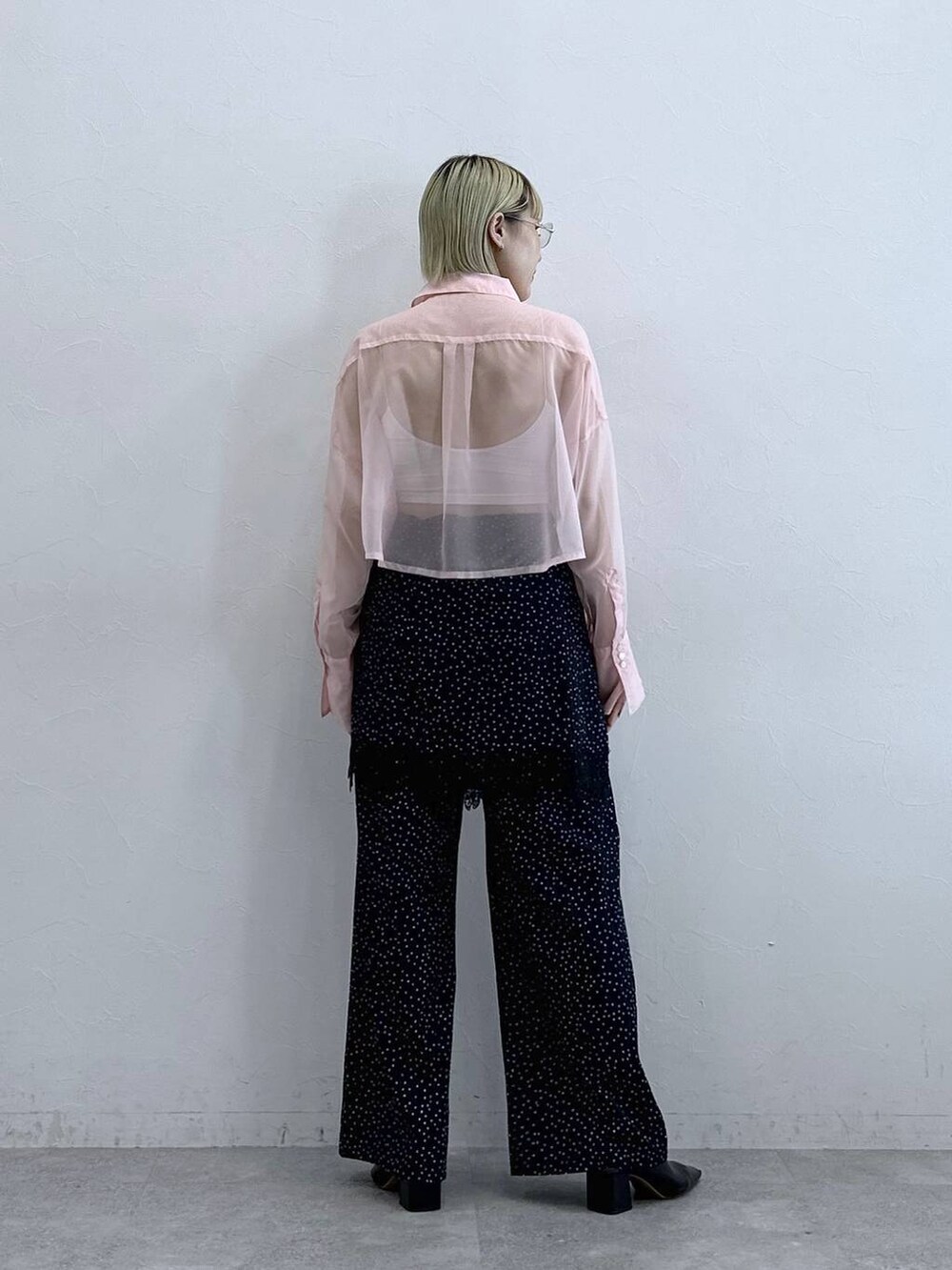 ピンク系のシャツ/ブラウス、その他のその他パンツを着用したレディースの夏コーディネートの5枚目の写真