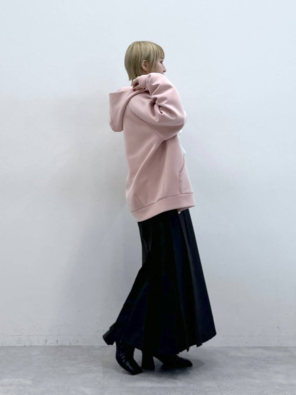 ブラウン系のスカート、ホワイト系のシャツ/ブラウス、その他のパーカーを着用したレディースの秋コーディネートの5枚目の写真