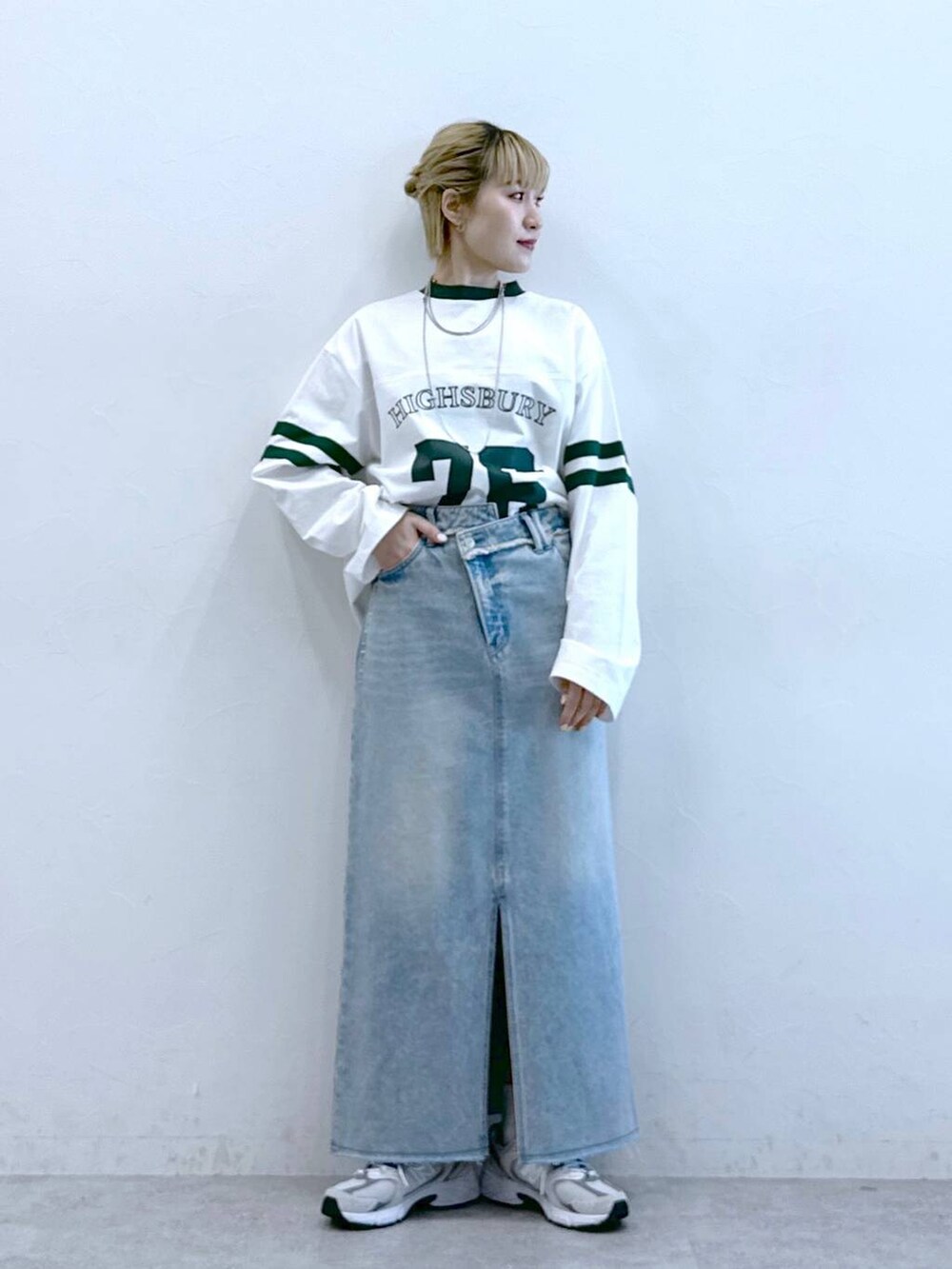 ブルー系のデニムスカート、ホワイト系のTシャツ/カットソーを着用したレディースの冬コーディネートの2枚目の写真