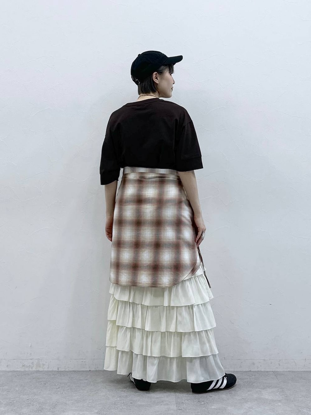 ホワイト系のTシャツ/カットソー、オレンジ系のシャツ/ブラウス、ホワイト系のスカートを着用したレディースの春コーディネートの5枚目の写真