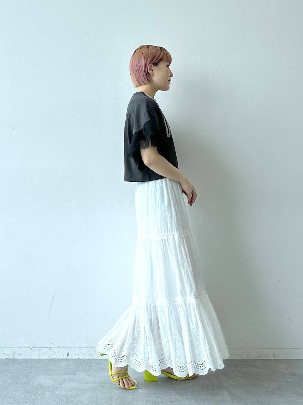 ブラック系のTシャツ/カットソー、ホワイト系のスカートを着用したレディースの春コーディネートの4枚目の写真