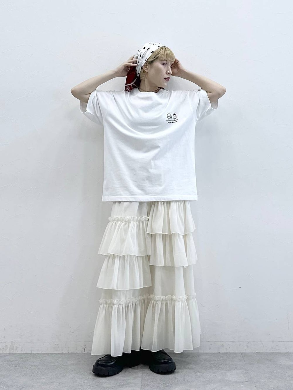 ブラック系のローファー、ホワイト系のTシャツ/カットソー、ホワイト系のスカートを着用したレディースの春コーディネートの2枚目の写真