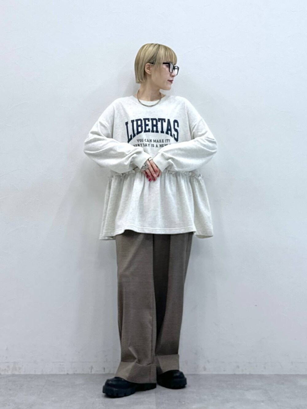 その他のローファー、ブラウン系のスラックス、グレー系のTシャツ/カットソーを着用したレディースの秋コーディネートの3枚目の写真