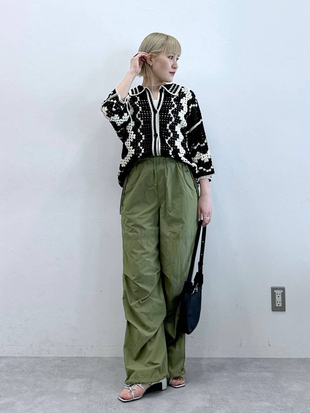 シルバー系のサンダル、ブラック系のカーディガン/ボレロ、グリーン系のカーゴパンツを着用したレディースの夏コーディネートの2枚目の写真