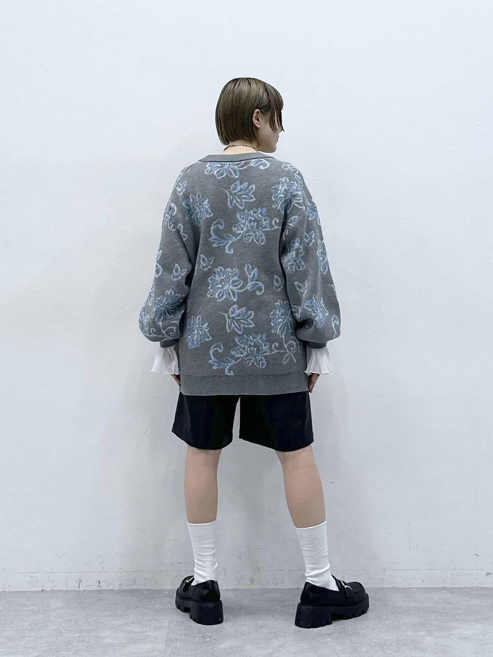 その他のローファー、ブラック系のその他パンツ、グレー系のニット/セーターを着用したレディースの冬コーディネートの6枚目の写真