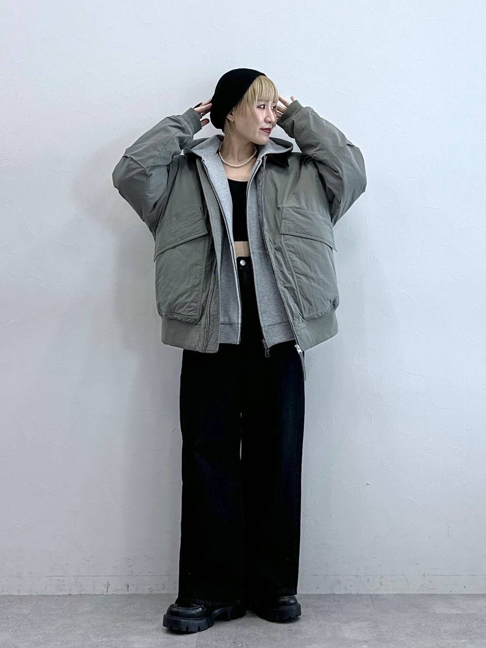 ブラック系のデニムパンツ、その他のローファー、グリーン系のブルゾンを着用したレディースの秋コーディネートの2枚目の写真