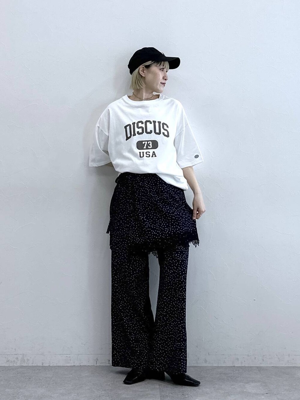 ホワイト系のTシャツ/カットソー、その他のその他パンツを着用したレディースの夏コーディネートの3枚目の写真