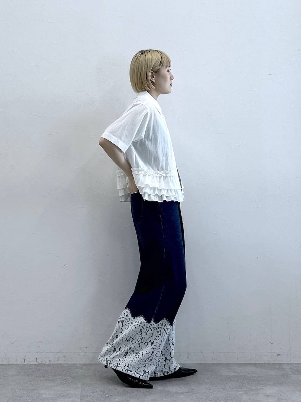 ブルー系のデニムパンツ、ホワイト系のシャツ/ブラウスを着用したレディースの春コーディネートの5枚目の写真