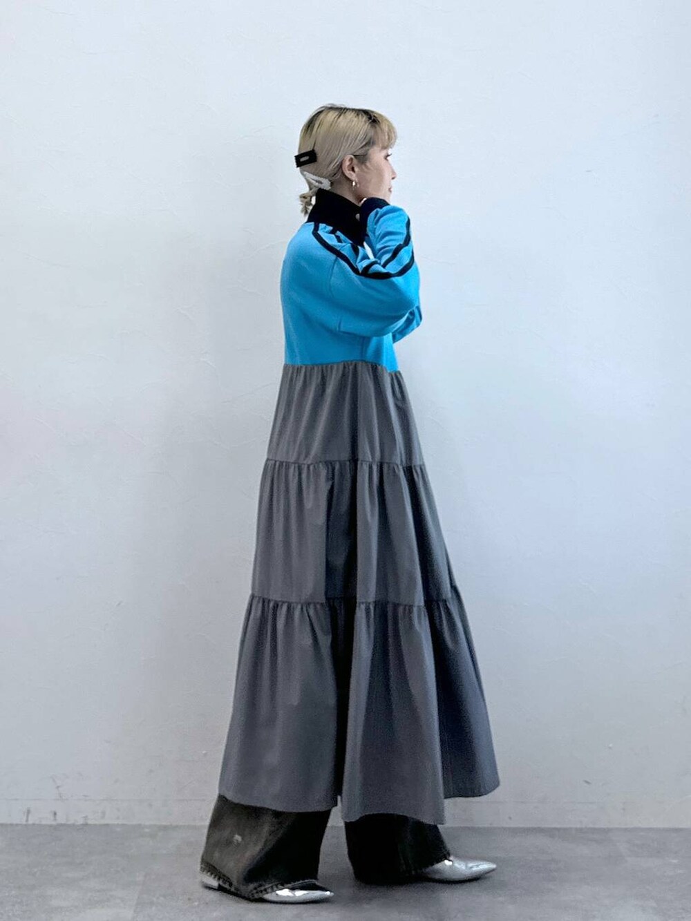 シルバー系のパンプス、ブラック系のデニムパンツ、その他のヘアピンを着用したレディースの秋コーディネートの7枚目の写真