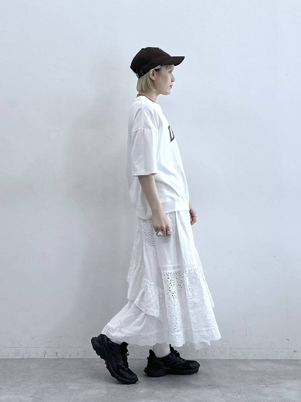 ホワイト系のスカート、ホワイト系のTシャツ/カットソーを着用したレディースの夏コーディネートの4枚目の写真