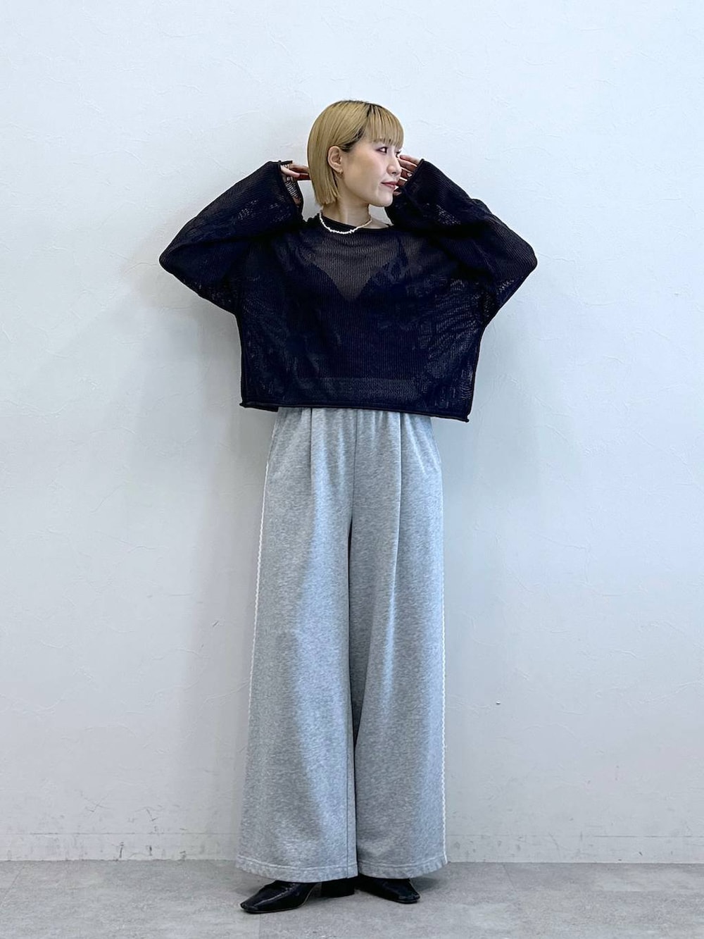 「RAGEBLUEのサイドミニレース/イージースウェットパンツ（スウェットパンツ、グレー系）」を使った、たけおさん（レディース・157cm）の夏コーディネートの3枚目の写真