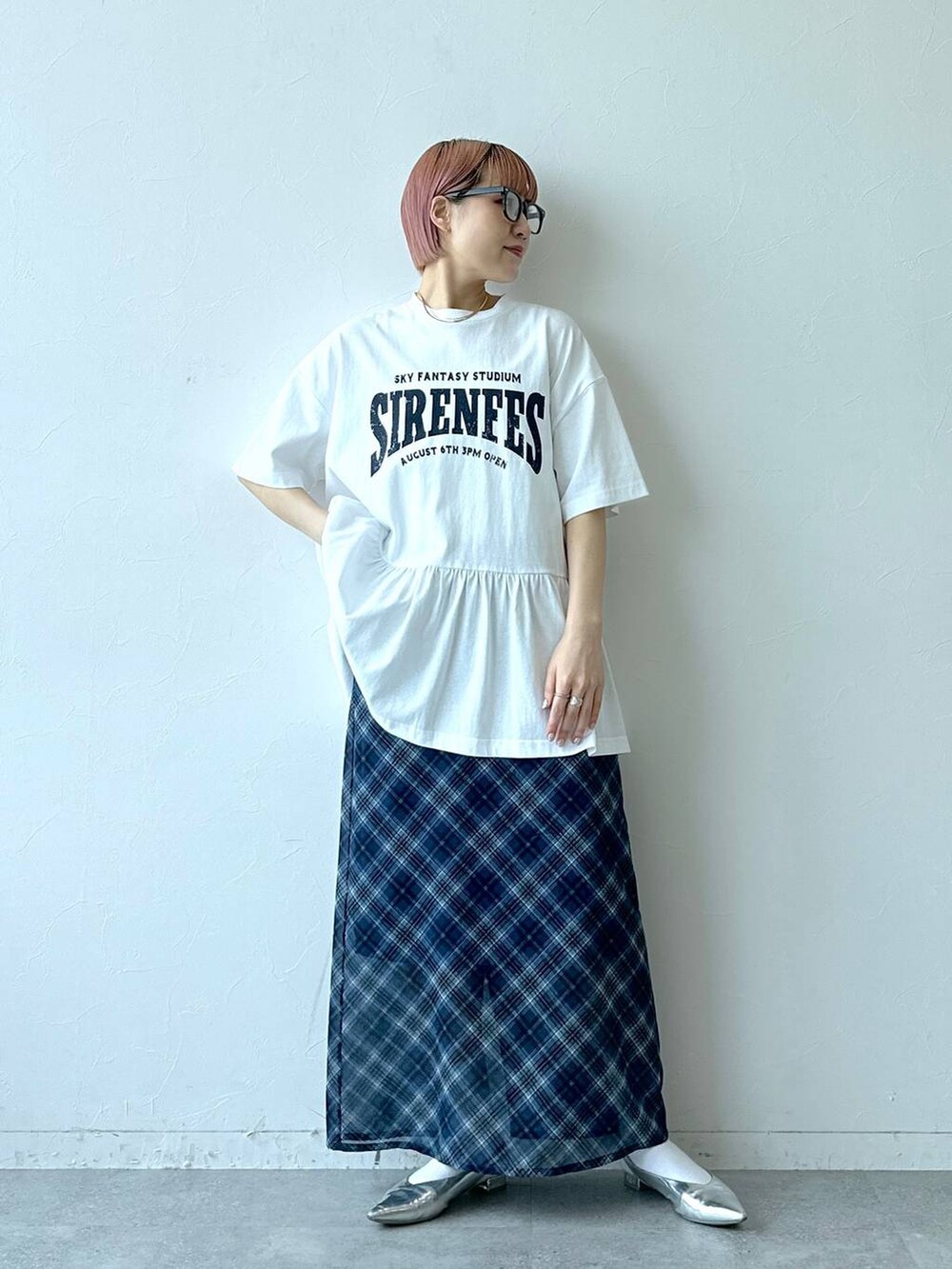 ブルー系のスカート、ホワイト系のTシャツ/カットソー、グレー系のメガネを着用したレディースの春コーディネートの3枚目の写真