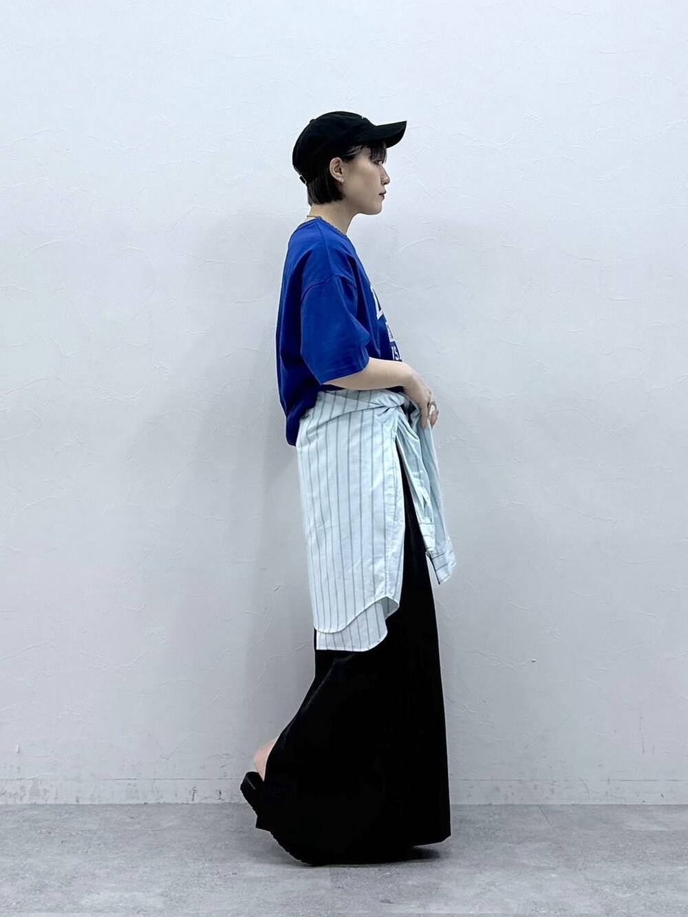 グリーン系のシャツ/ブラウス、ブルー系のTシャツ/カットソー、ブラック系のモカシン/デッキシューズを着用したレディースの春コーディネートの4枚目の写真