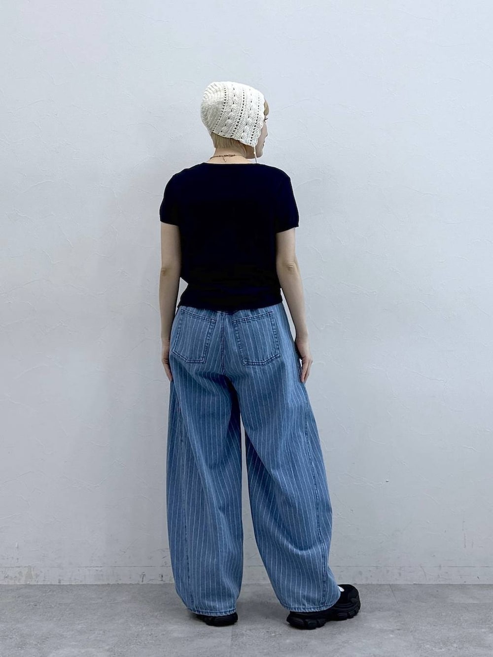 ブラック系のサンダル、ブルー系のデニムパンツ、ブルー系のカーディガン/ボレロを着用したレディースの春コーディネートの6枚目の写真