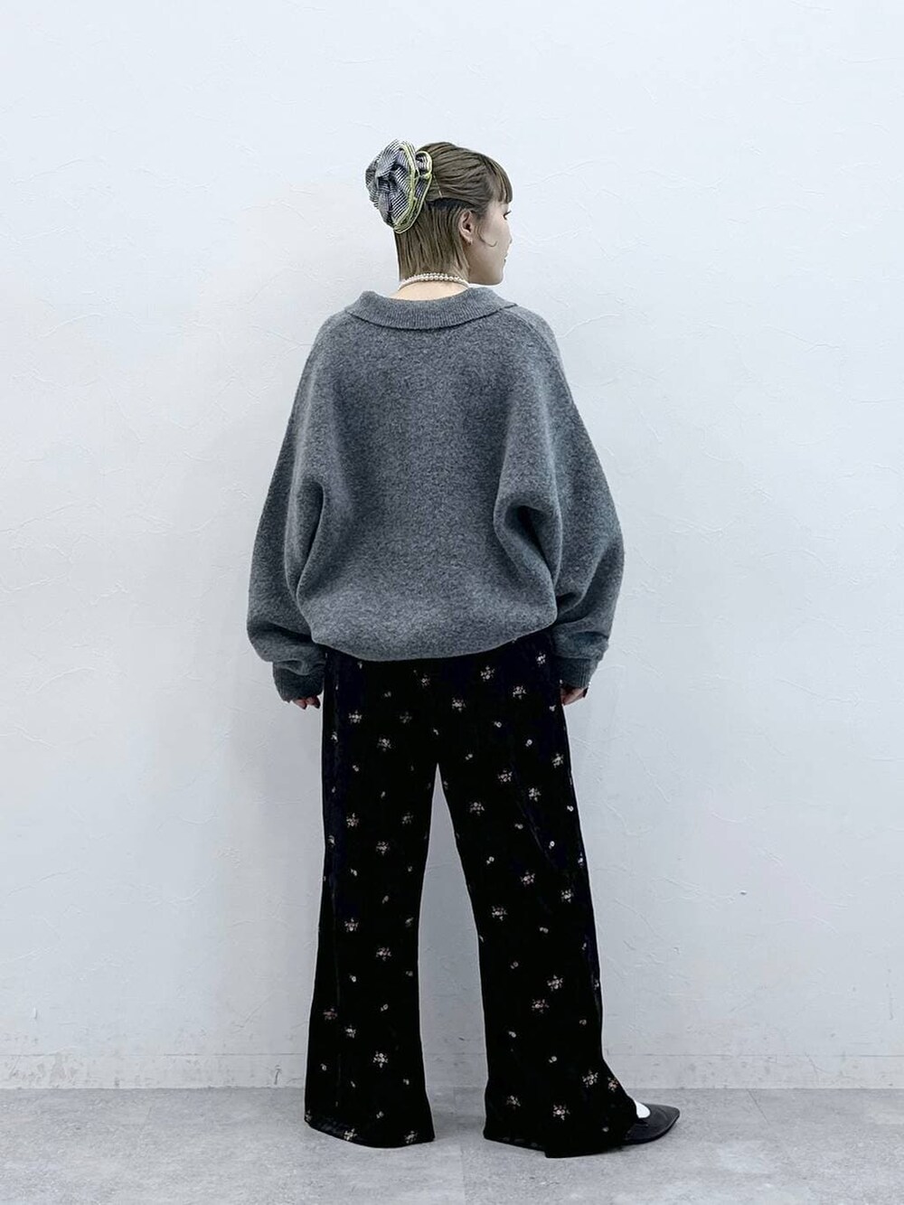 ブラック系のスウェットパンツ、グレー系のポロシャツ、ブラック系のパンプスを着用したレディースの冬コーディネートの5枚目の写真