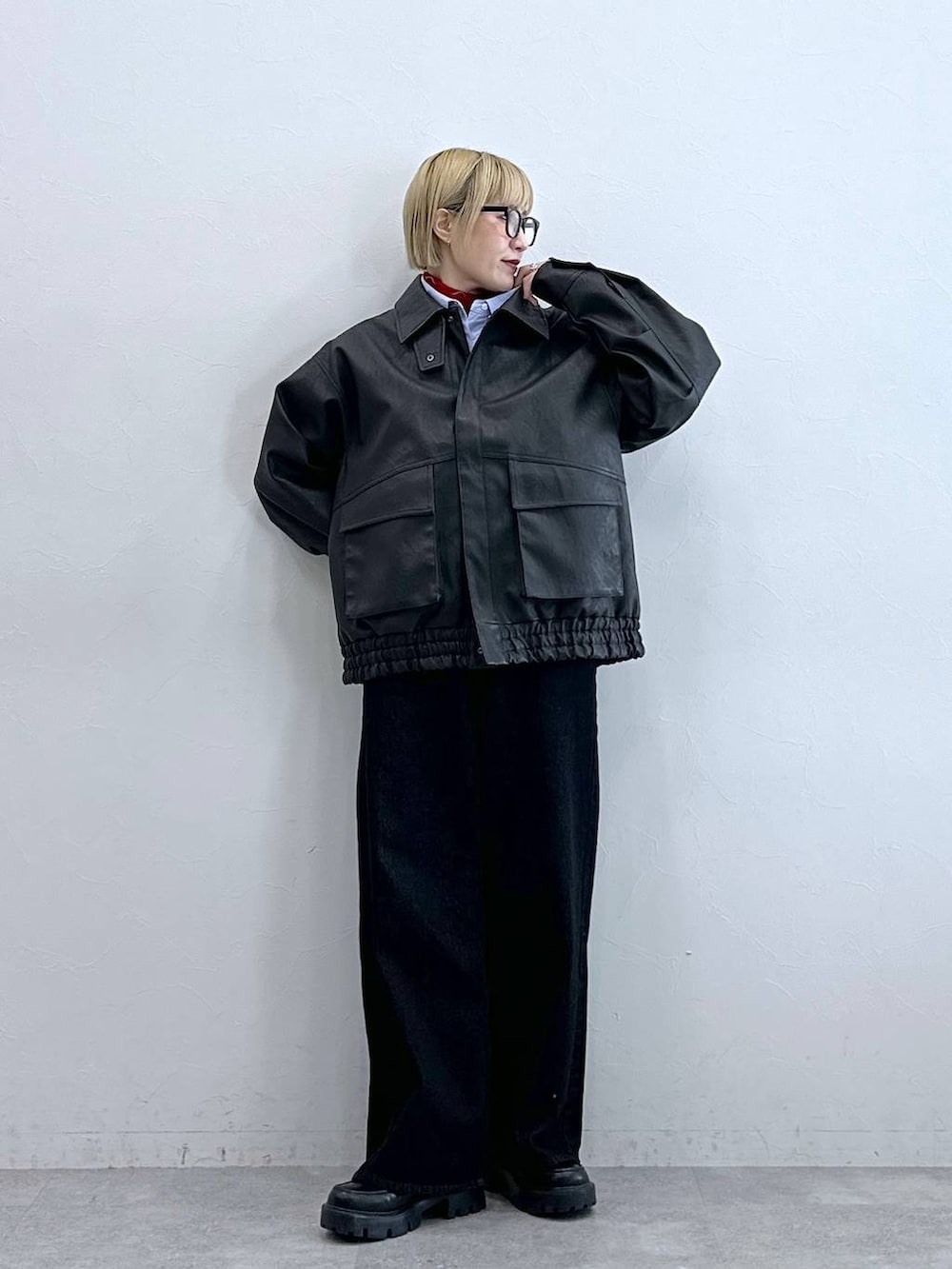 ブラック系のデニムパンツ、その他のローファー、ブラック系のブルゾンを着用したレディースの秋コーディネートの2枚目の写真