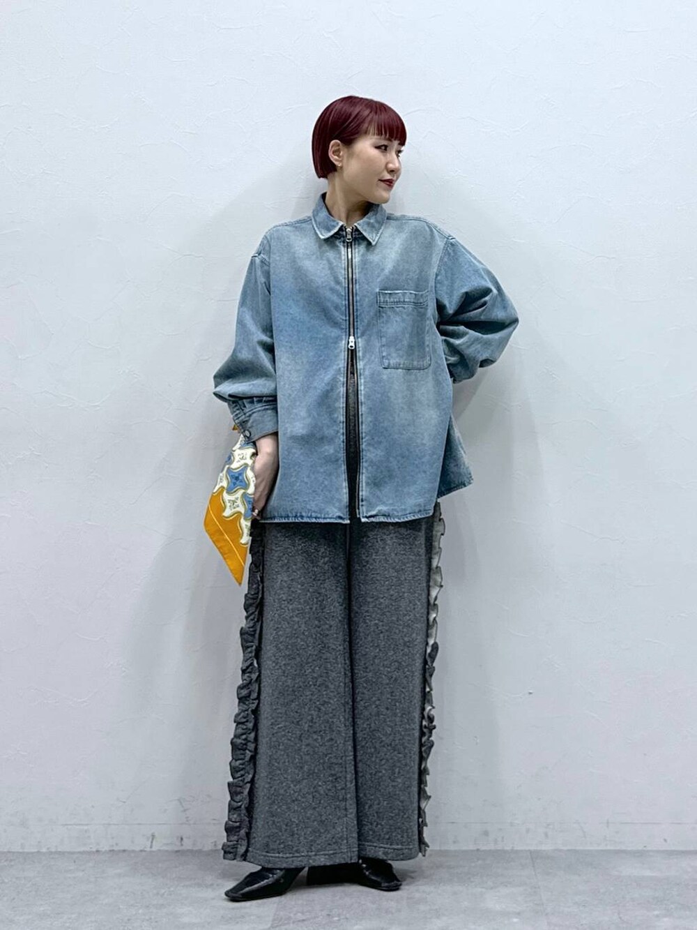 「春めき満開コーデ」｜「RAGEBLUEの【UNISEX】選べる着丈/Wジップオーバーダイ加工デニムルーズシャツ（シャツ/ブラウス、ブルー系）」を使った、たけおさん（レディース・157cm）の春コーディネートの2枚目の写真