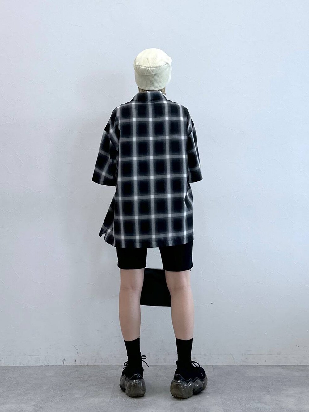 ブラック系のその他パンツ、ブラック系のシャツ/ブラウスを着用したレディースの夏コーディネートの3枚目の写真