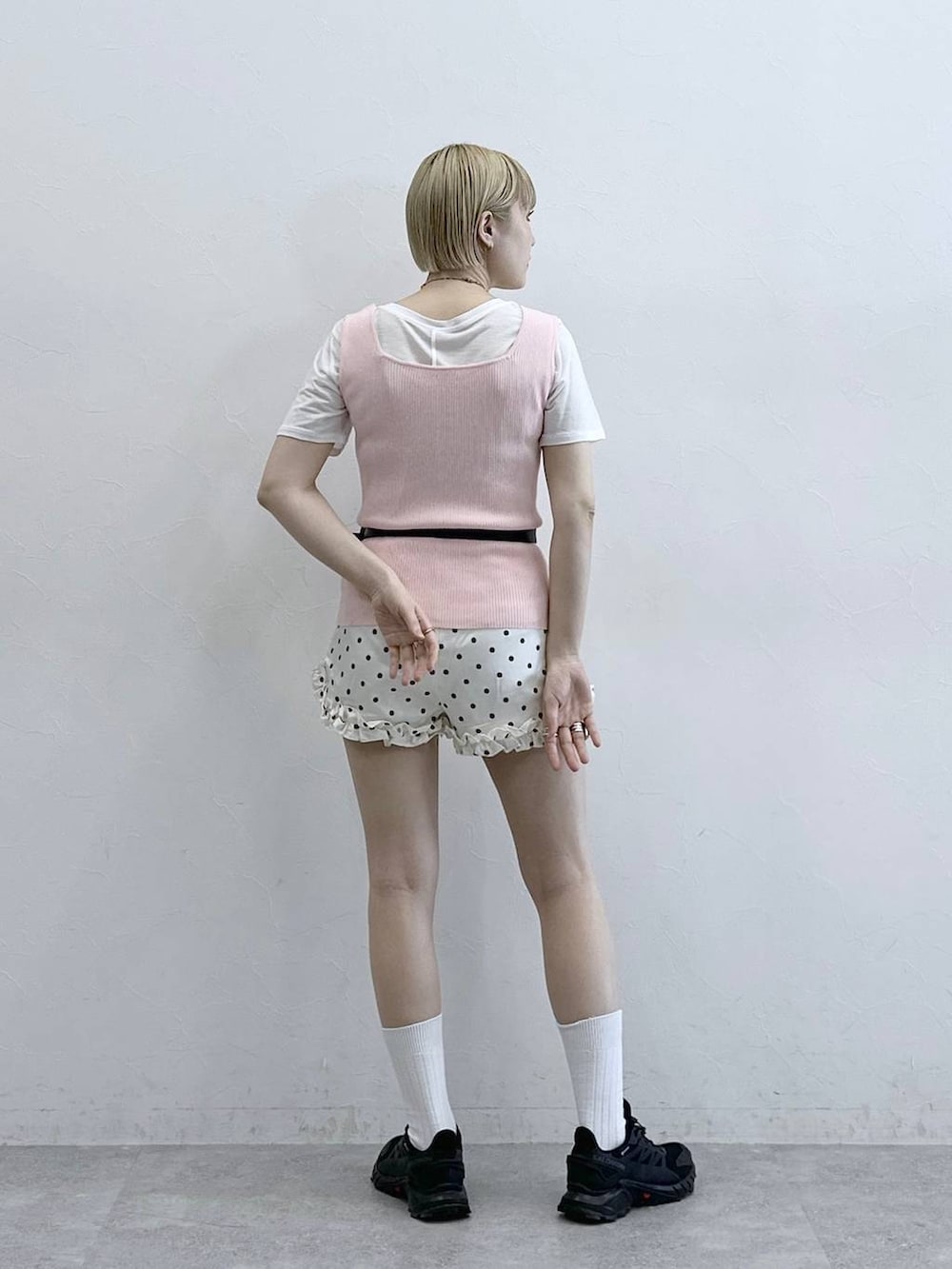 ホワイト系のその他パンツ、ピンク系のタンクトップ、ホワイト系のTシャツ/カットソーを着用したレディースの春コーディネートの5枚目の写真