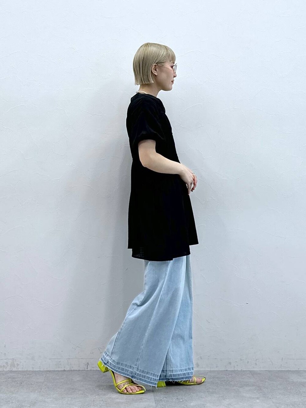 ブルー系のデニムパンツ、ブラック系のシャツ/ブラウス、ブラック系のメガネを着用したレディースの夏コーディネートの5枚目の写真