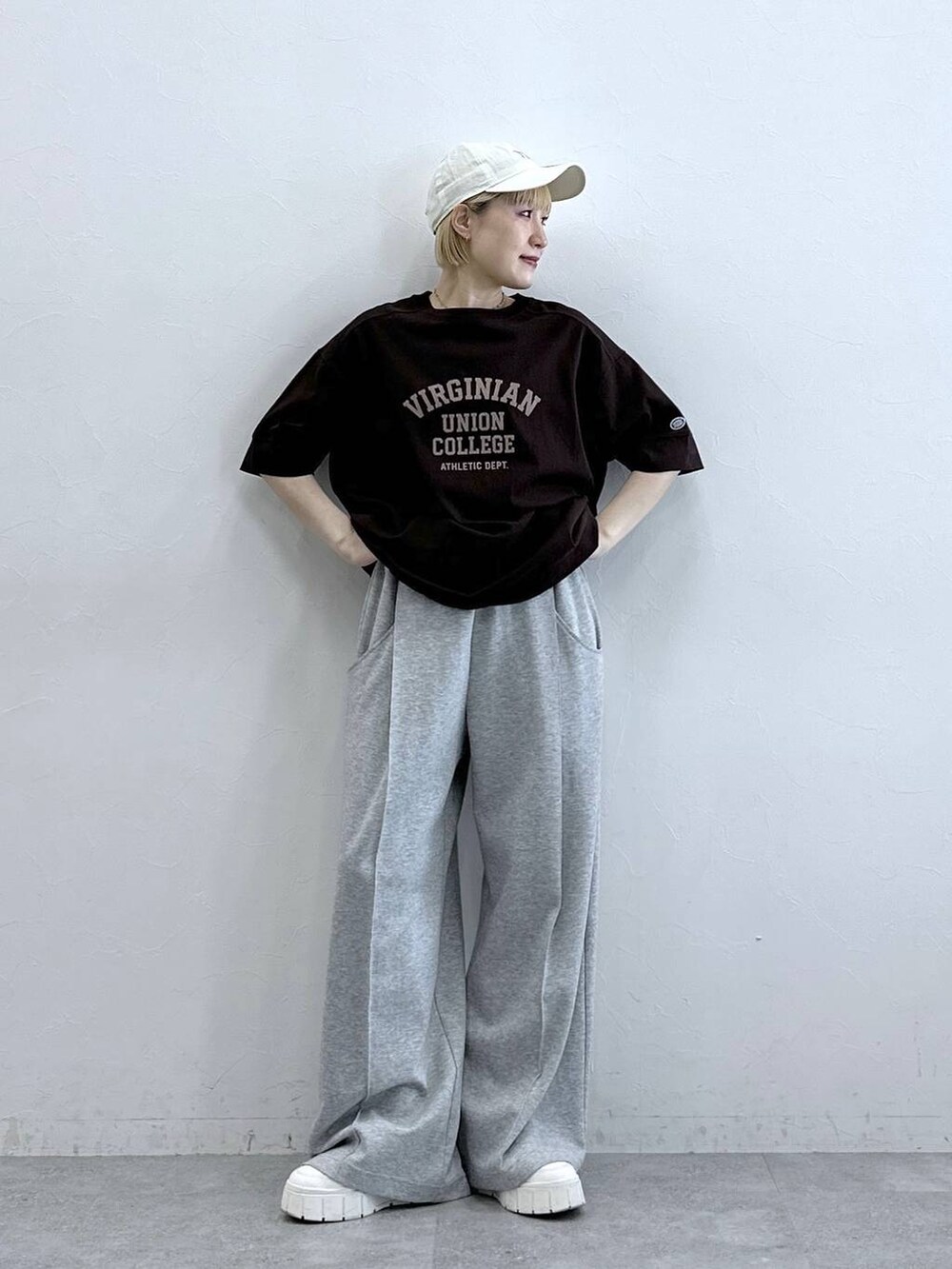 ブラウン系のTシャツ/カットソー、グレー系のスウェットパンツ、ホワイト系のキャップを着用したレディースの春コーディネートの4枚目の写真