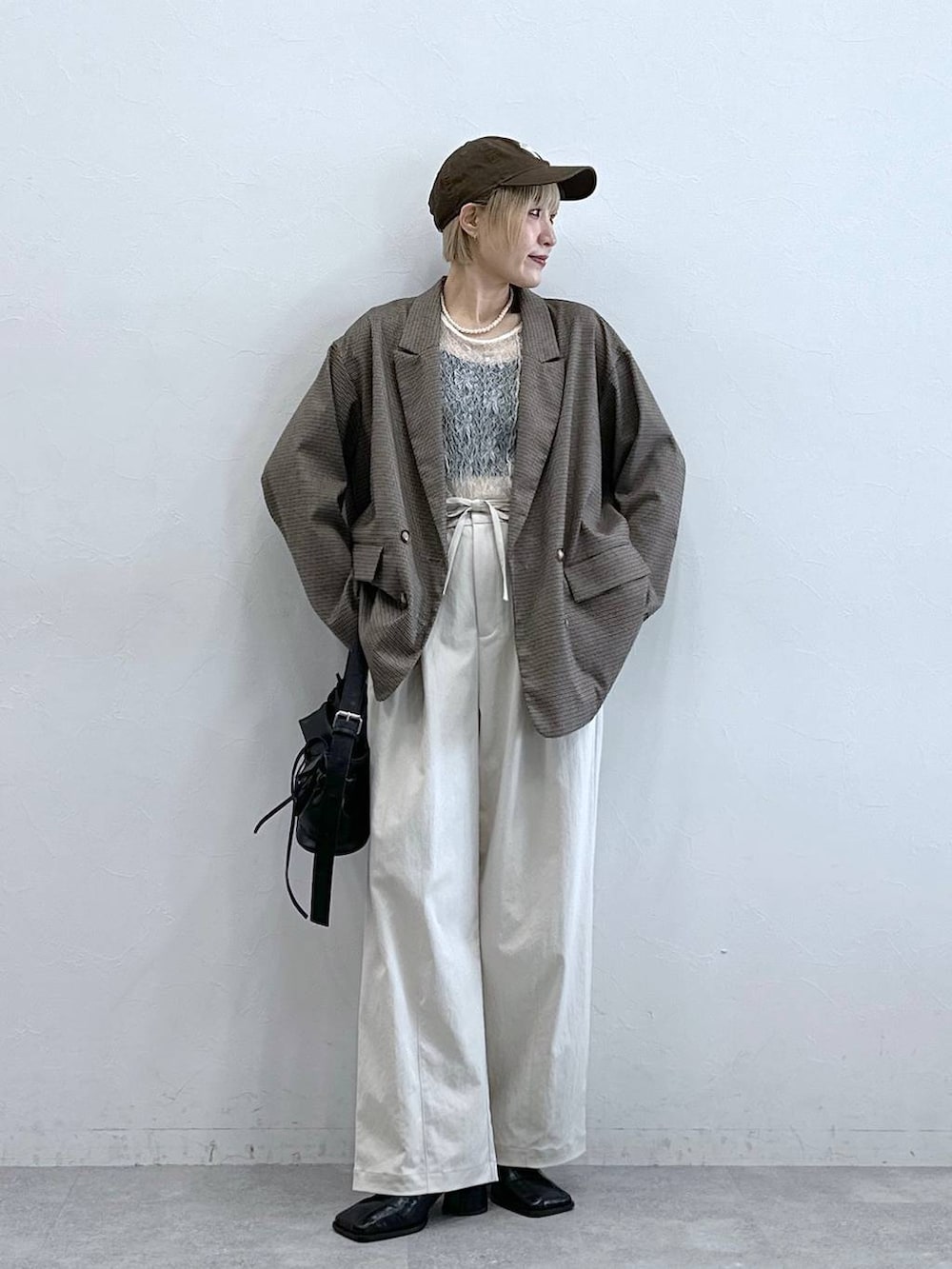 ホワイト系のTシャツ/カットソー、ブラウン系のテーラードジャケット、ブラック系のショルダーバッグを着用したレディースの秋コーディネートの4枚目の写真