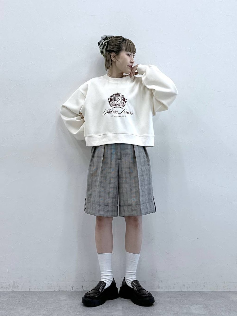 ブラック系のローファー、ホワイト系のスウェット、ベージュ系のスラックスを着用したレディースの冬コーディネートの4枚目の写真